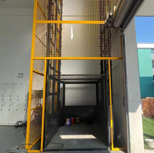 乐山导轨式升降机助力物流园破解运输难题